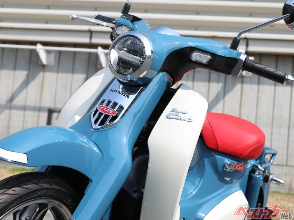 新型スーパーカブC125は高級感溢れるブルーだった！ 型式変更で3月末