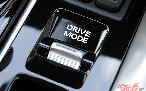 ドライブモードはシフト横のスイッチで操作するのだが、設置位置がお見事で走行中のモード変更も余裕なのだ