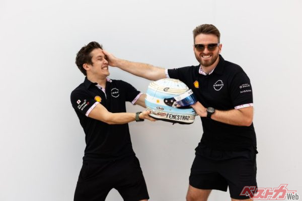 日産のドライバーはローランド(写真右)とサッシャ・フェネストラス(写真左)のコンビで東京での優勝を目指す