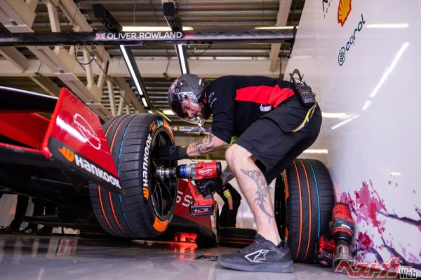 タイヤはハンコック製の18インチ全天候型(スリックではなく溝付き)で、各ドライバーは1レースで前後4本ずつの新品タイヤが使用できる