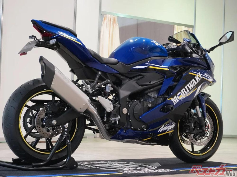 モリワキ最高峰マフラー「BLADE」誕生、日本刀を思わせる外観とキレ味！【モーターサイクルショー2024】 - 自動車情報誌「ベストカー」