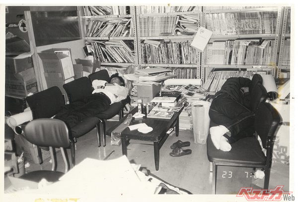 椅子を並べて眠れるのはまだ快適なほう。新人当時のウメキは床に新聞紙を敷いて仮眠をとっていた
