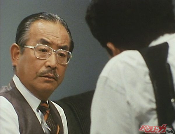 あぶない刑事 第一話「暴走」より。近藤課長の初登場シーン。タカに力強く「おはようございます!」と声を掛けられる場面(C)セントラル・アーツ