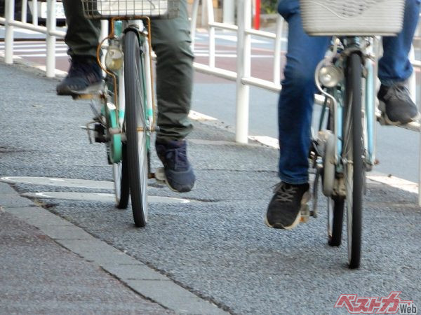 自転車は、13歳未満の子供や70歳以上の高齢者、身体の不自由な人が運転する場合を除き、原則車道を走行する必要があり、歩道を通行する場合も、車道寄りの部分を徐行する必要がある(PHOTO：写真AC_ FreeBackPhoto)