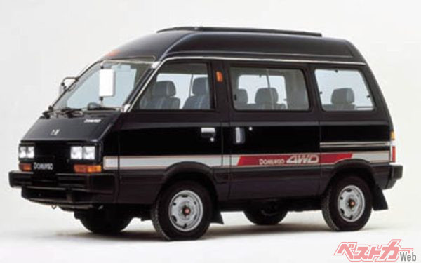 初代モデルは角目ライト!! オプションのサイドデカールもイイね