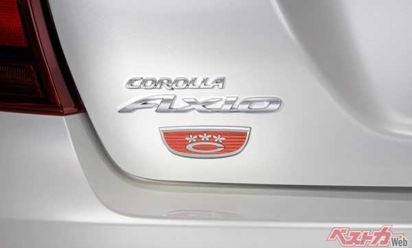 特別仕様車 HYBRID G “50 Limited” 花冠エンブレム（2016年7月11日公式画像より）