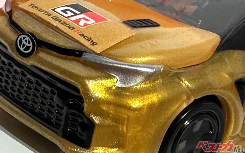 トミカくじセット＋オマケ金のカローラ トミカ：ハッピーセットに“金”のカローラ 恐竜搬送車