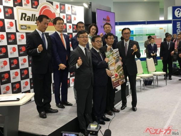 2019年の東京モーターショーに来場していた三原じゅん子参院議員（後列左から4人目）