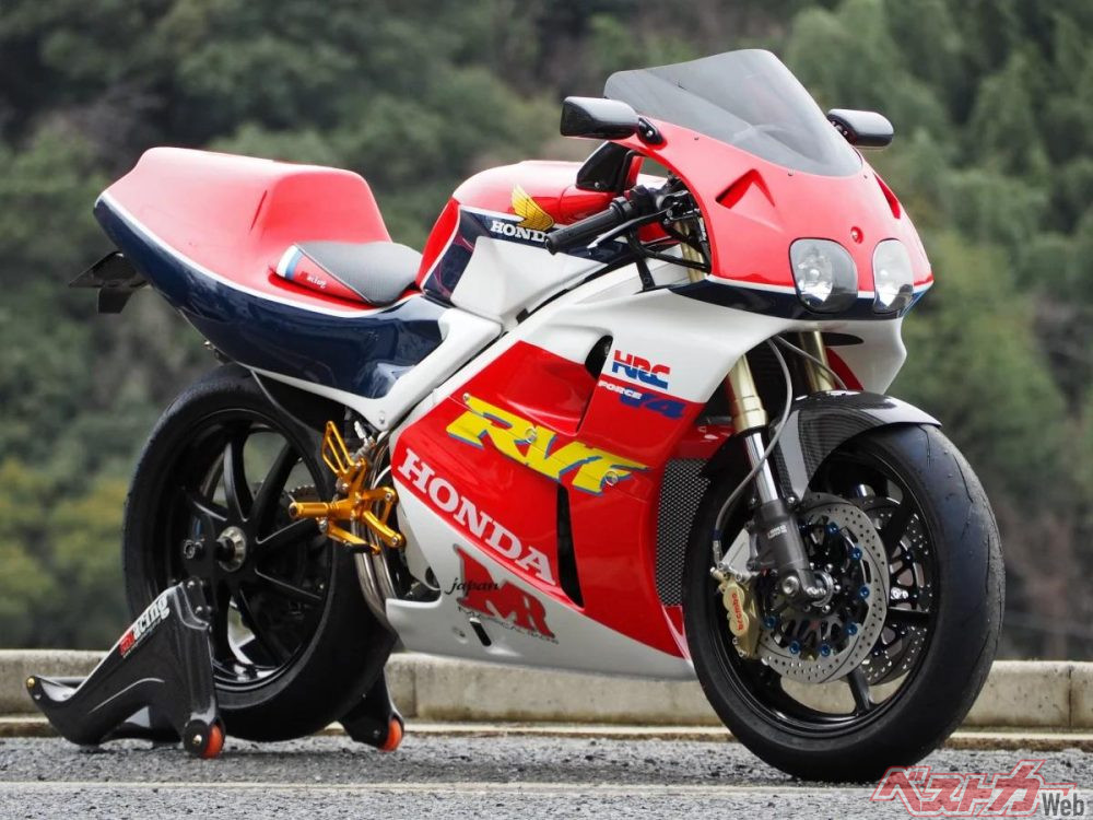 RVF400オーナー歓喜!? マジカルレーシングから復刻パーツが登場【モーターサイクルショー2024】 - 自動車情報誌「ベストカー」