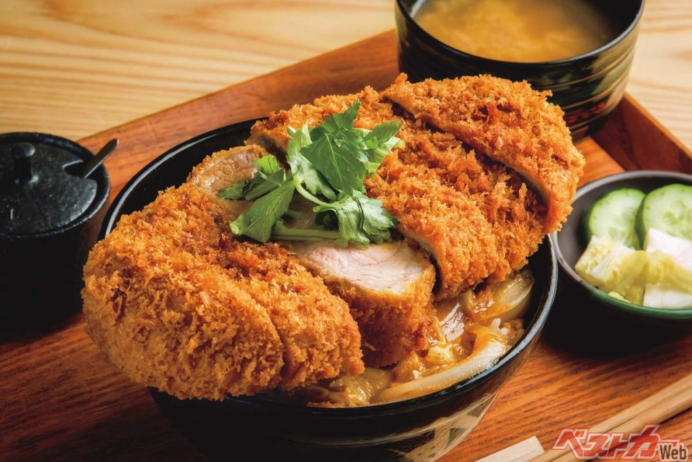 『涼庵』カツ丼（厚切り）　1290円（＋550円）　2度揚げされたとんかつは中がうっすらピンク。玉ねぎのみじん切りが入ったとんかつソースをかけても旨し！