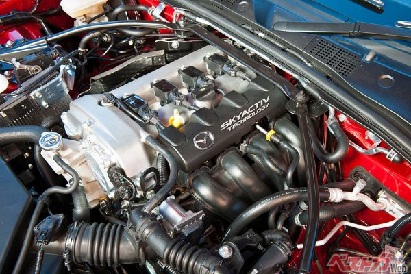 ロードスターのエンジンは1496cc。マイチェンで国内ハイオクガソリンに合わせたセッティングを行ない、出力が向上したが、それでも136psと控えめなパワー