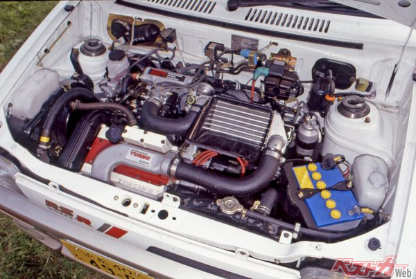 直列3気筒、インタークーラー付ターボチャージャのエンジンは64PSを発揮。この数字が軽自動車の出力規制値になった
