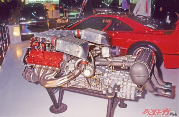 エンジンはツインターボ、2936ccのV8。出力478PSも最高速度324km/hも、当時としては圧倒的な数字だった