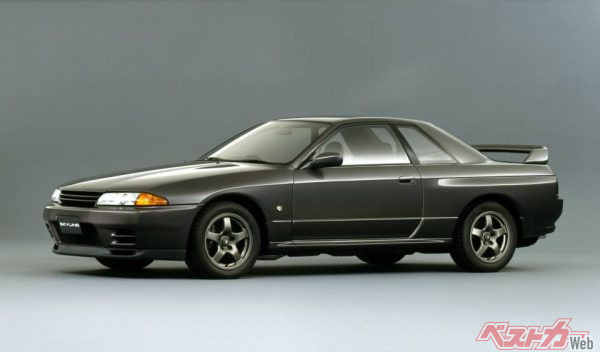 R32スカイラインGT-RはFR系から遅れること3か月後の1989年8月に追加設定。こちらのアルミホイールはタイプMと形状は似ているが別モノ