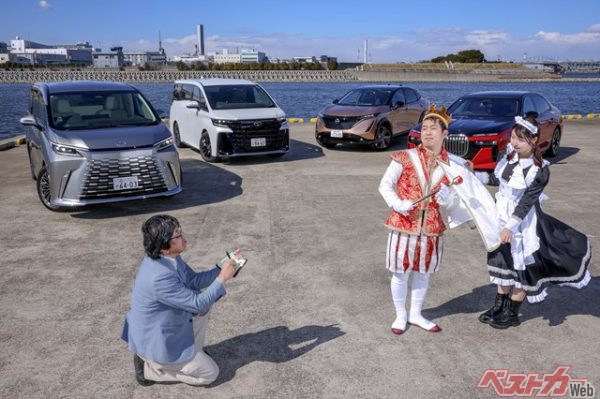 王室には実に800台もの愛車コレクションがある(※嘘八百って意味)というキング・アカザー。当日はメイドさん(モデル/ゆづさん)にも来てもらいました