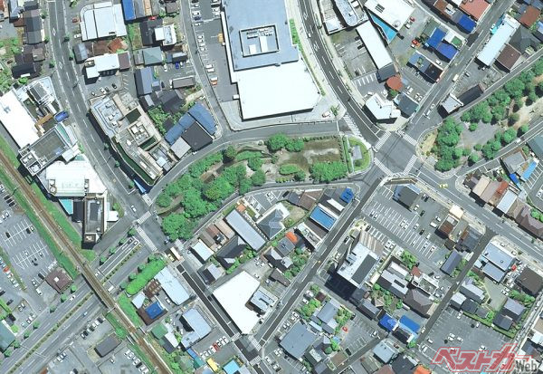東和町ラウンドアバウト（整備前）。飯田市役所の北東、県道15号沿いに存在する。円の直径は30mで、1日の交通量は9000台ほどという