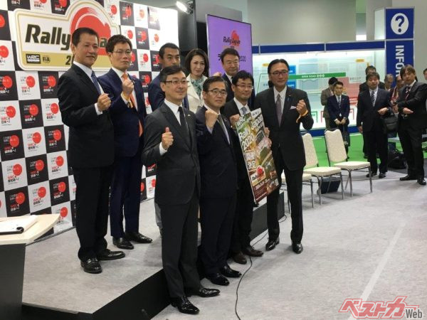 2019年の東京モーターショーに自民党モータースポーツ振興議員連盟が来場。三原参院議員は後列左から4人目で前列右端は古屋圭司会長