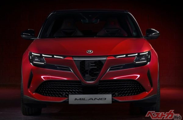 超絶特徴的なフロントマスク。縦型グリルにエンブレムが切り抜かれているのも斬新な処理。でも誰が見てもアルファとわかる