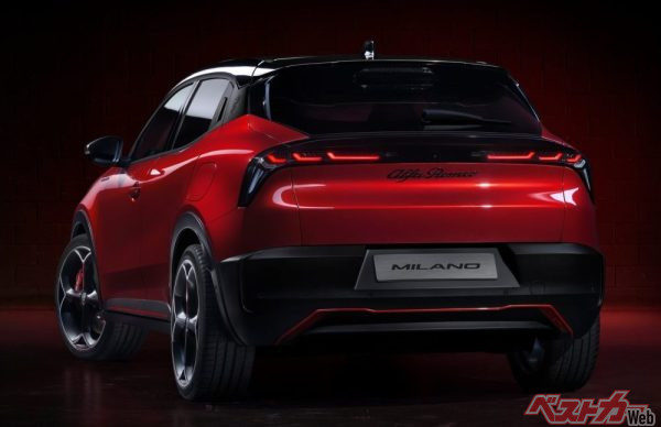 リアビューはスパッと切り立ったデザインが特徴。同時にリアフェンダーから続く滑らかな曲面で構成されている