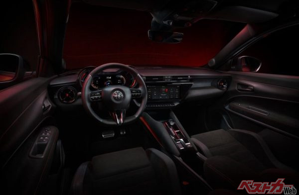 インテリアは質感とスポーティ感を両立している