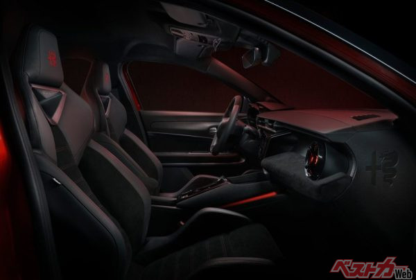 フロントのサベルト製シートはサポート性に優れている。SUVながらスポーツ性を重視したコンセプトとなっている