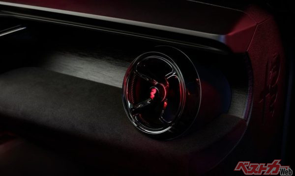 これが四葉のクローバー(クワドリフォリオ)をモチーフとしたエアコンの吹き出し口。遊び心も忘れてはいない