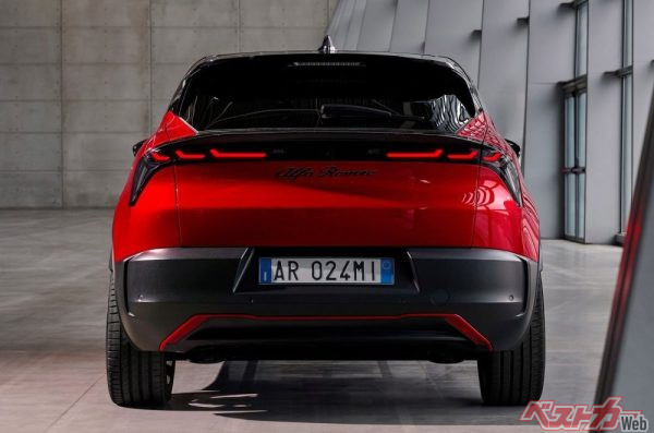 ヘッドライト同様に3つ横並びがキーワード。アルファだけでなく他社モデルでも見ないリアコンビの新しい造形