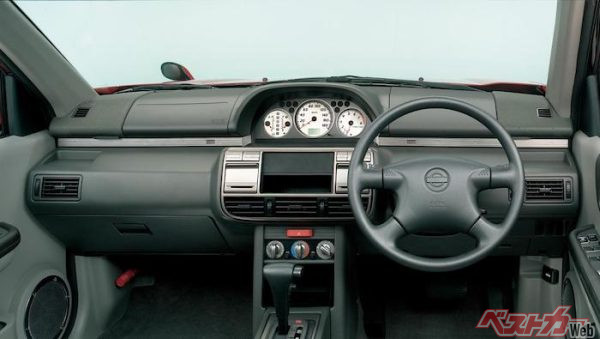 無骨で使い勝手をよく考えられたインパネのデザインだ。