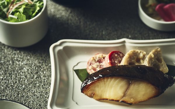 ランチのおすすめ銀鱈と旬の根菜 酒粕西京焼き定食（1500円）。味噌の風合いが絶妙