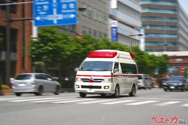 緊急走行中の緊急車両に道を譲ることは、マナーではなく法律で定められている義務（PHOTO：Adobe Stock_ jaraku）