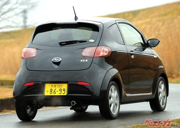 大人2人が快適に乗れるワンルーム感覚のキャビンは、時にはクーペ、時には2+2シーターとして多彩に使いこなせるユーティリティと、軽自動車ならではの省資源性・軽量化とを実現