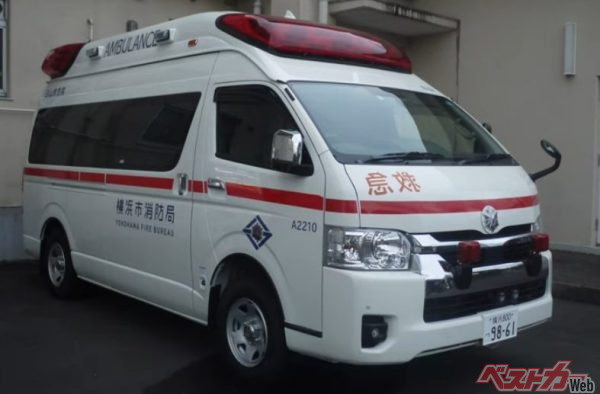 救急車のボンネットには救急の鏡文字が。出典：横浜市消防局