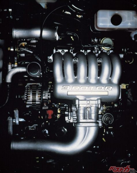 ユーノス・コスモに搭載された20B型ロータリーエンジンは2ローターの13B型にハウジングを追加して3ローター化したもので「654cc×３」と排気量は表記される