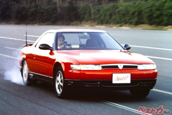 1990年4月、早朝のヤタベでユーノス・コスモの動力性能テストは実施された。ドライブするのは竹平素信氏だ