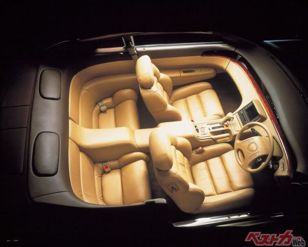 上質なインテリアトリムやシート表皮を採用し、マツダ最上級スポーティクーペとして優雅でプレミアムな雰囲気を醸し出した。世界初のGPSカーナビ搭載車を設定