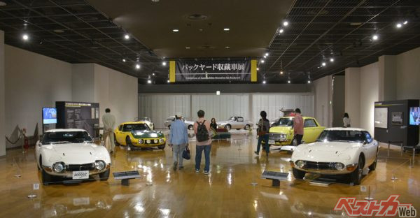 トヨタ博物館での展示。左が前期型、右が後期型、奥が「スピード・トライアル車」
