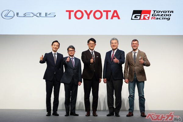 2023年春からスタートしたトヨタの新経営陣（中央が佐藤社長）。グループの不正問題に悩まされながらも積極的な発信で株価は急上昇している