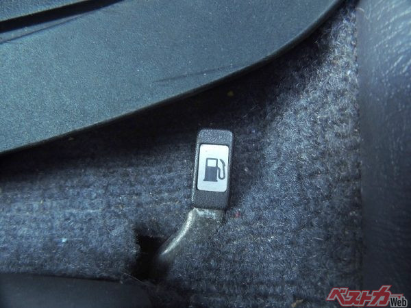 給油口に関しては開け方も何パターンかあり、運転席にあるレバーやスイッチで開けるタイプのほか、給油口のフタを押して開けるタイプや、クルマのキーをキャップに差して開けるタイプも（PHOTO：写真AC_Koenig）
