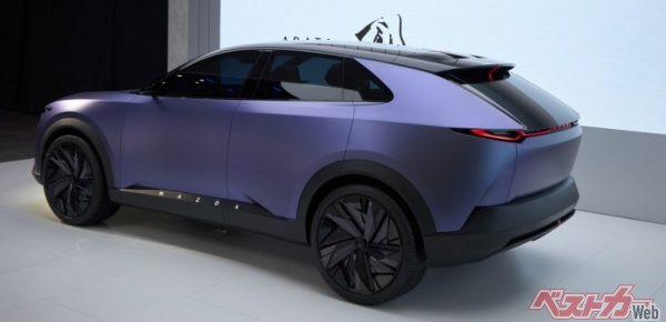 逆スラントしたリアエンドも斬新なデザインだ