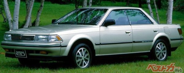 2代目カリーナEDも低い車高のピラーレスHTスタイルを初代モデルから継承。ボディサイドにフロントホイールアーチからリアエンドまで水平に走るウェッジシェイプモールディングが特徴だった