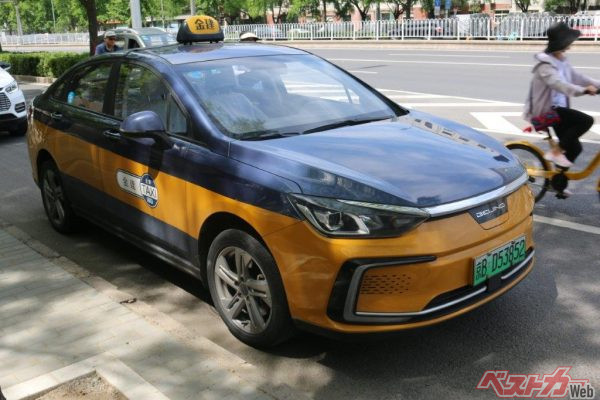 北京市内を走るタクシーの北京汽車、EU5もセダンタイプのEVだ