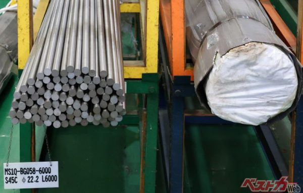 ピストンロッドの素材となる鉄から加工、熱処理、メッキなどを施して中国工場内で完成させる