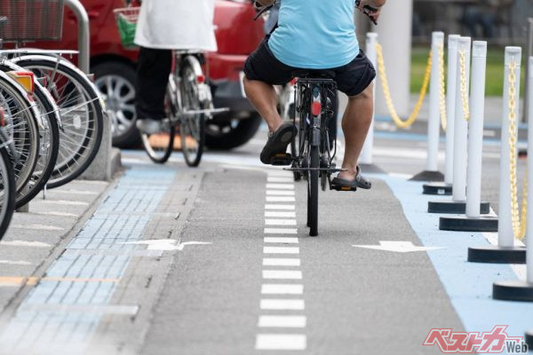 警察庁によると「赤切符」の検挙は、2022年の1年間で2万4549件にのぼり、この10年間で3倍以上になっている。しかも全国の事故が減っているにも関わらず、自転車の事故は2年連続で増加、歩行者との事故も増えている（Haru Works＠Adobe Stock）