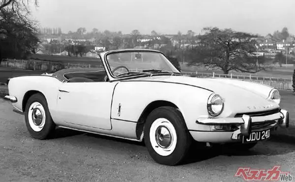 1962年に誕生したトライアンフ スピットファイア。写真は1.2Lから1.3Lへと排気量をアップしたMKIII。最終型は1.5Lとなり、最高速度161km/h、0~100km/h加速は12.0秒と俊足だった。1980年に生産終了