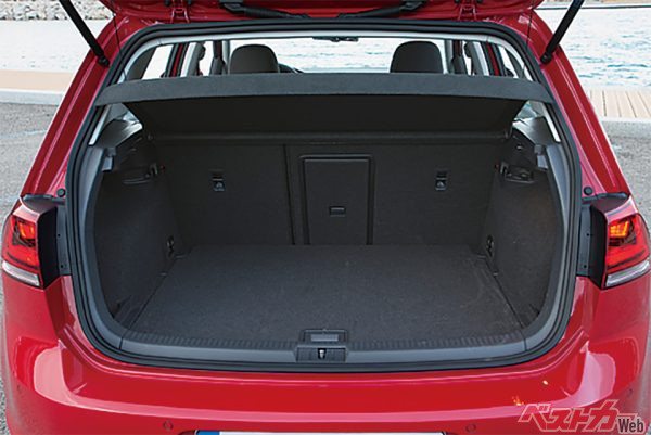 通常のラゲッジ容量は30L増えた380L。6対4分割可倒式の後席や助手席を折り畳むと最大1270Lまで拡大。トランクの開口部も665mmと低くて便利