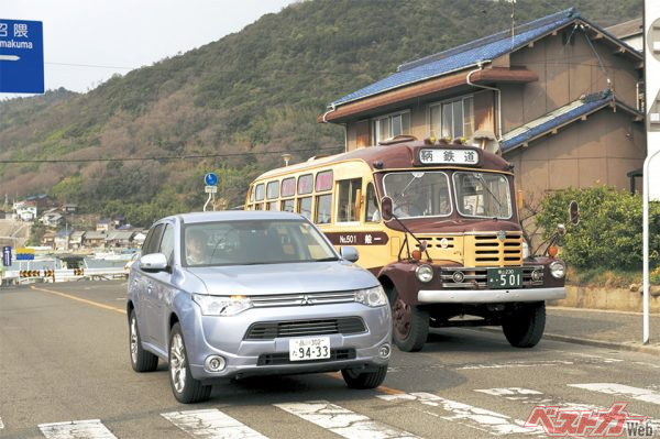 鞆の浦名物のボンネットバスとの2ショット。1958年式というから国沢光宏と同級生だった。ちなみに鞆の浦は『崖の上のポニョ』の舞台でもある