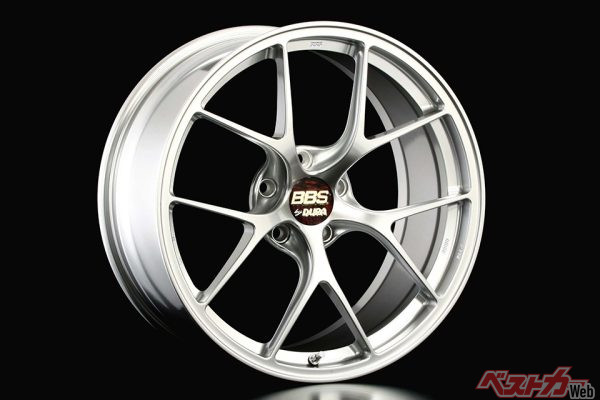 RI-Dの19×9.0Jサイズの重量は7.2～7.5kg（塗料差）。これはドイツのFRで有名なメーカーが純正採用する同一サイズの鋳造品に比べ、4kg弱も軽いという話だ