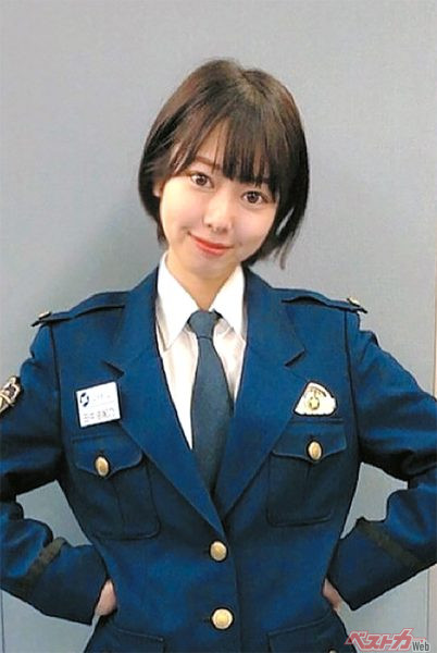 ドラマ撮影時の衣装姿。制服がバッチリ似合う杏樹さん。警察官としての経験は演技のみならず講演活動にも活かしているのだとか