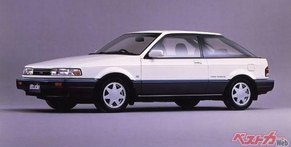 3ドアハッチバックのようなデザインだが、マツダはスペシャルティクーペと主張。フラッシュサーフェイス化されたリア部分は当時としては斬新な手法