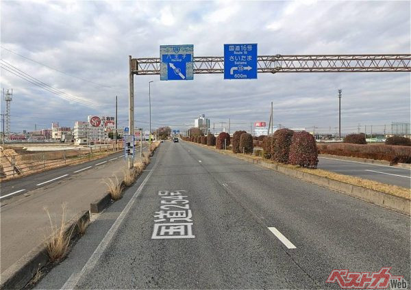 富士見川越バイパスの西の終点、小仙波陸橋の手前。右レーンが右折専用になり左車線が渋滞する（Google Mapより）